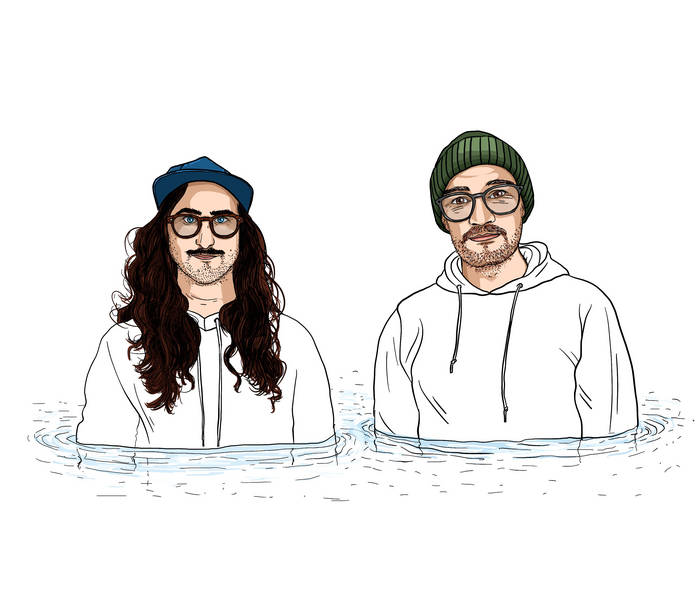Deux hommes en illustration, l'un avec de longs cheveux bruns et une casquette bleue, l'autre avec une barbe et un bonnet vert, tous deux au niveau de la taille dans l'eau.