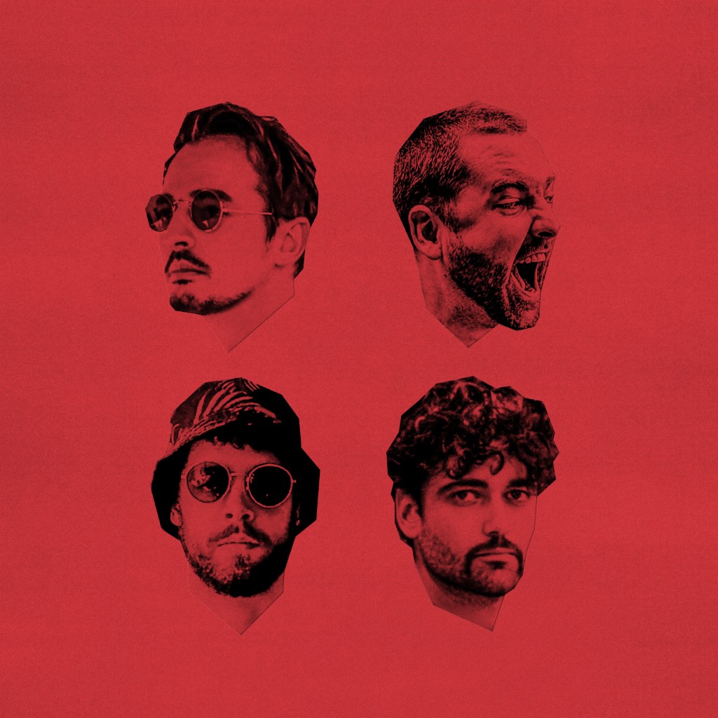 Quatre visages de jeunes hommes en noir et blanc contre un fond rouge, chacun portant des lunettes de soleil ou un chapeau.